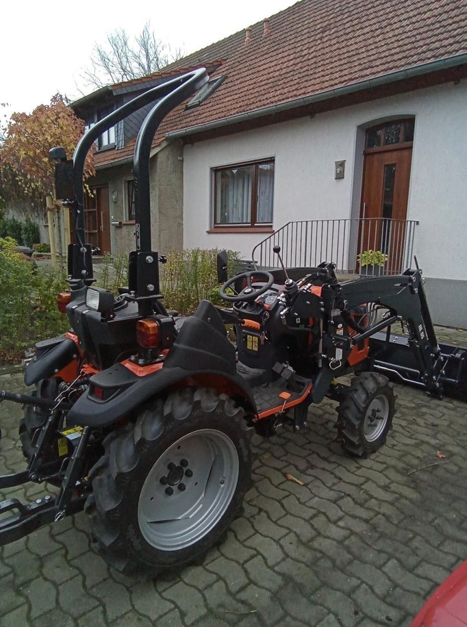 Traktor TAFE 6028 M inkl. Frontlader